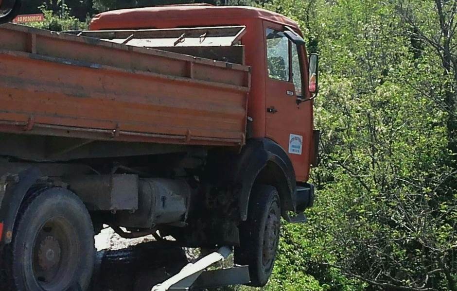  Sutomore: Kamion zaustavljen iznad provalije FOTO 