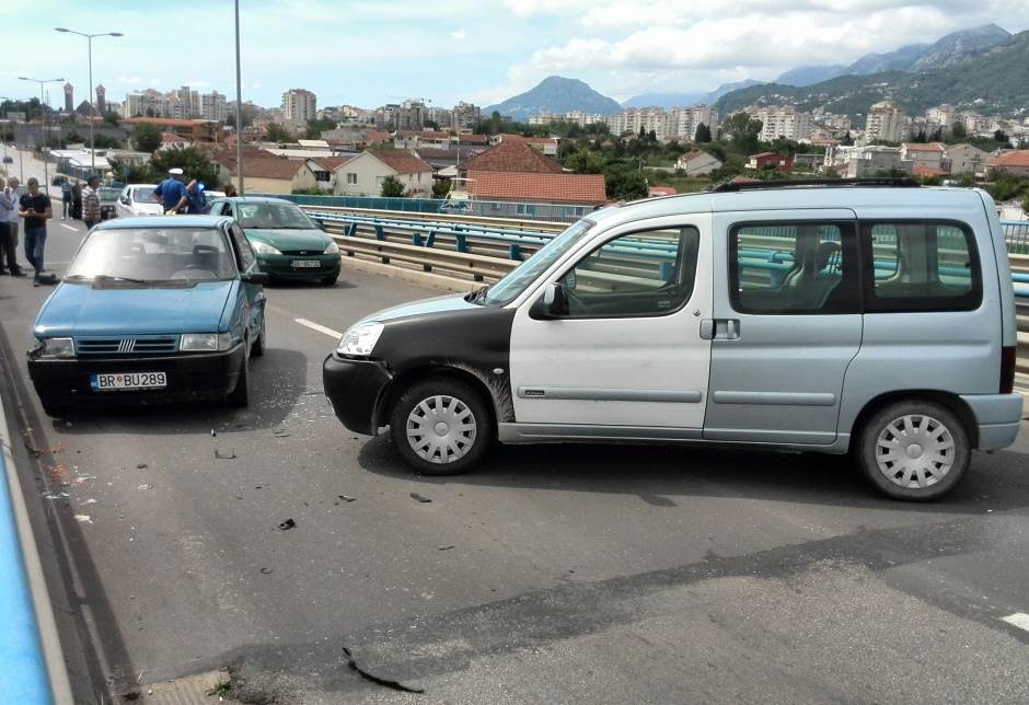  Bar: Mali udes, veliki zastoj (FOTO) 