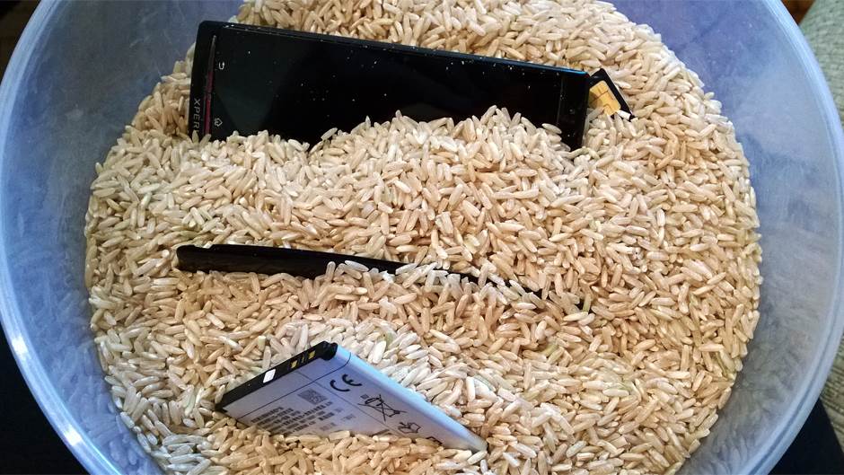   Apple i Samsung otkrivaju kako zaista treba da sušite uređaj 