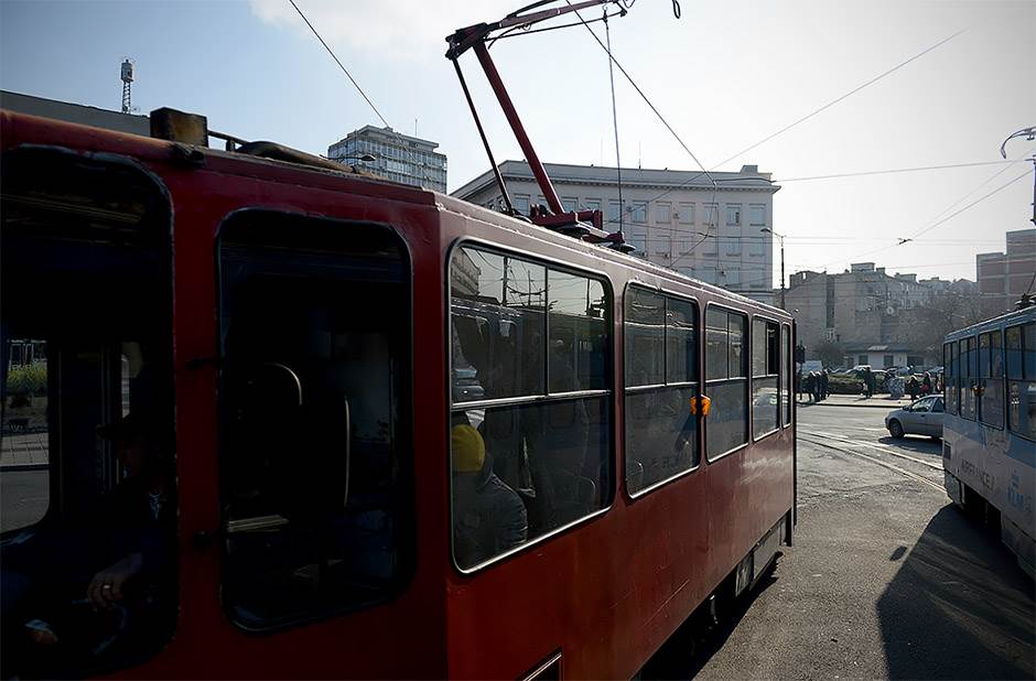  Sudar tramvaja i automobila, dvoje povređeno 