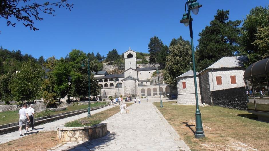  zastitne ograde ispred cetinjskog manastira 