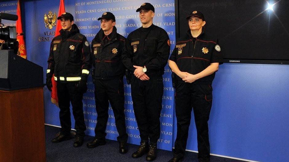  Policajci u novim uniformama  
