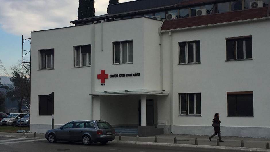  Predstavnici Crnogorskog elektrodistributivnog sistema donirali telefonsku centralu Crvenom krstu   