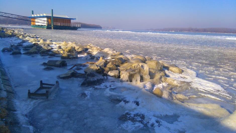   Samo što ne puca kamen: Dunav pod LEDOM (FOTO) 