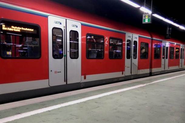  Srbin napravio HAOS u vozu u Austriji: Nije hteo da stavi MASKU, policija ga savladala i uhapsila! 