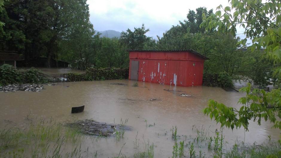  Izgubio sve u poplavi, pa se zapalio 