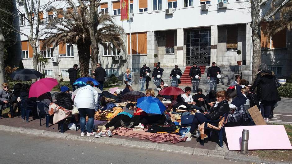  Majke nastavljaju štrajk glađu  