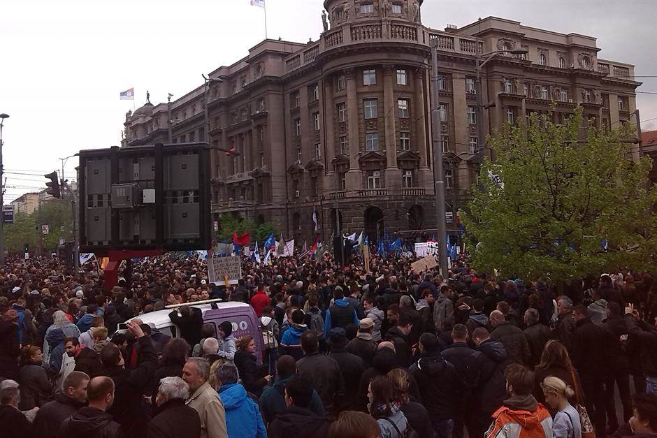  PROTEST: Ispred Vlade studenti, vojnici, policajci 