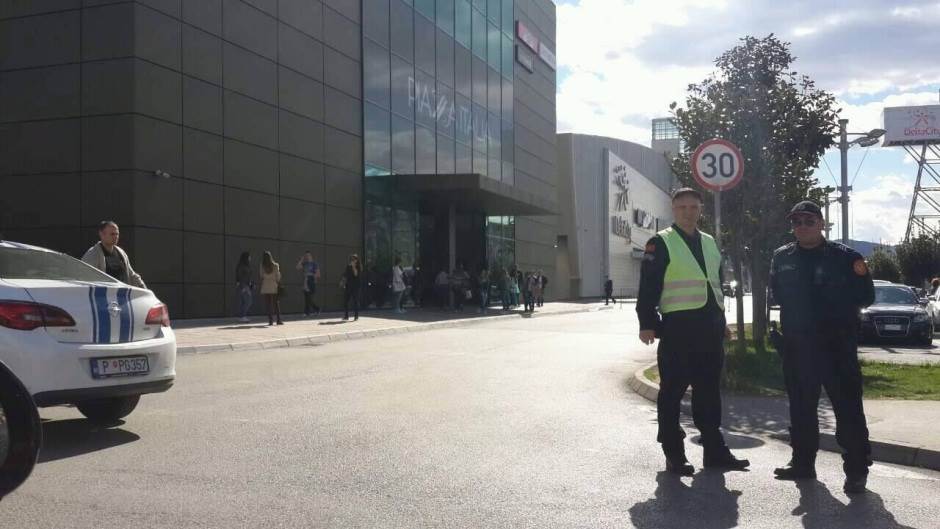  Policija dozvolila ulazak u tržni centar Delta 