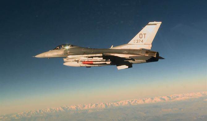  AMERIČKI RAZARAČ I F-16 ROTIV DVA RUSKA LOVCA: Bliski susret na Baltiku! 