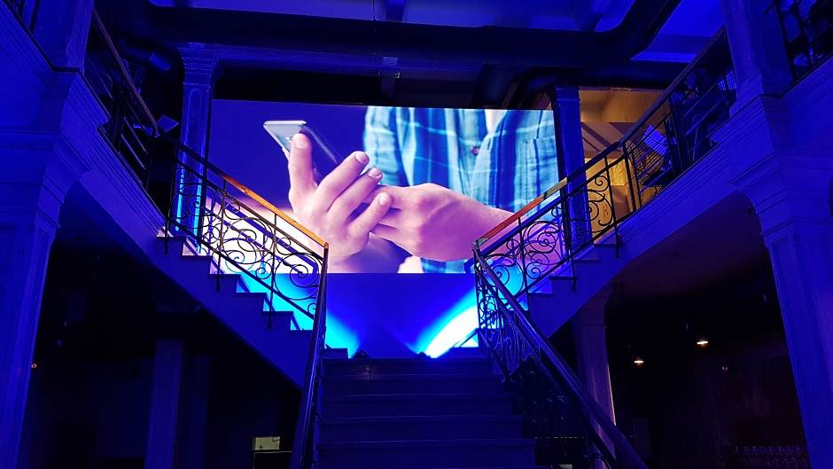  Da li je ovo prvi Samsung sa duplom kamerom? 