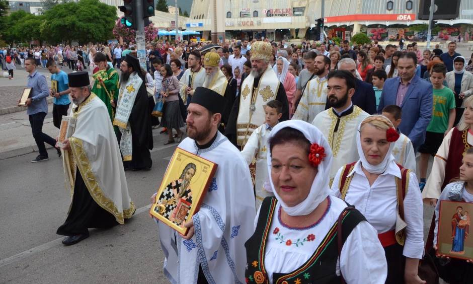  Hiljade u litiji nebeskom zaštitniku Bara (FOTO) 