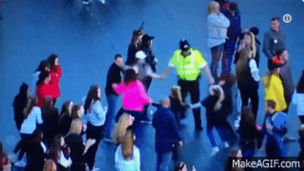  Policajac koji nam je istopio srce! (VIDEO) 
