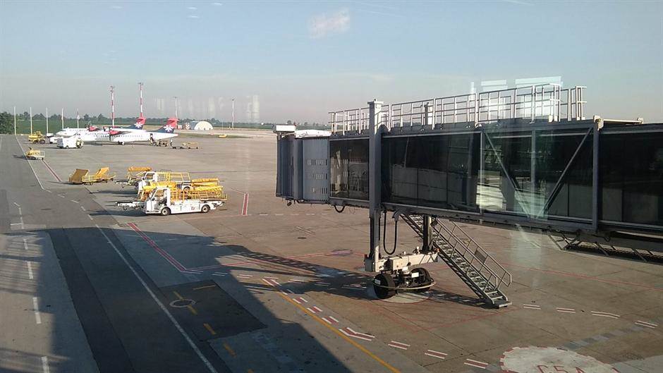  Aerodrom Beograd: Sudarili se avion i traktor! 