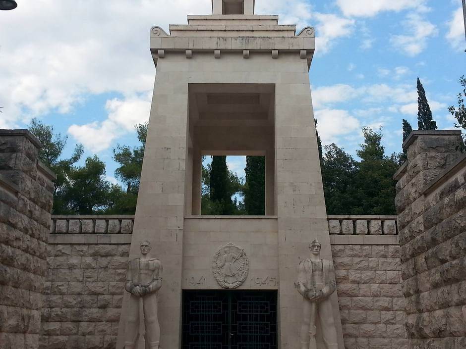  Položili vijenac na spomenik Partizanu borcu  