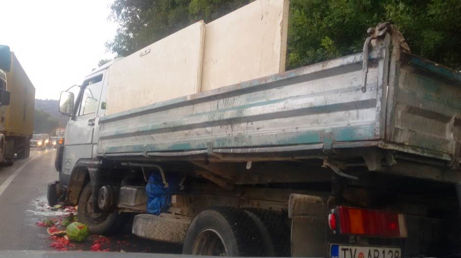  Sutomore: Kamion s lubenicama skliznuo s puta FOTO 