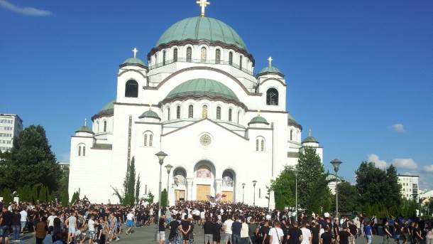  FOTO i VIDEO: Ujedinjenje Grobara ispred Hrama 