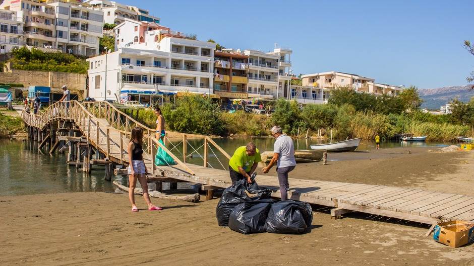  Uspješna akcija čišćenja obale u Ulcinju (FOTO) 