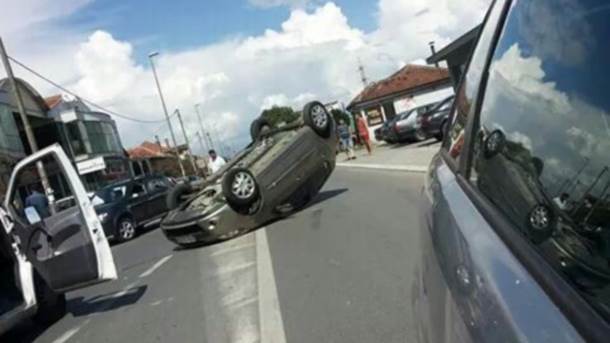  Pljevlja: Automobil završio na krovu 