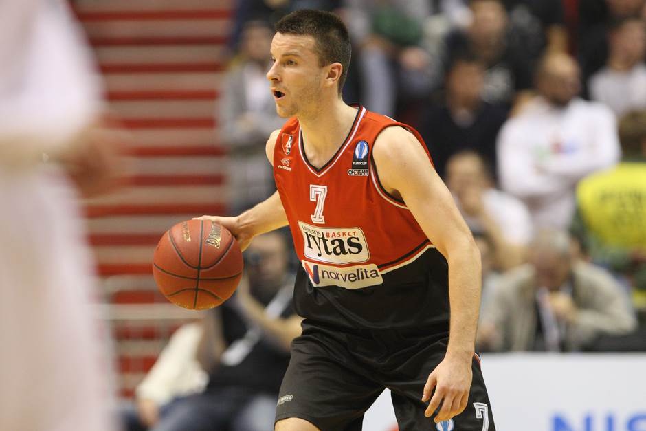  "Snajper" dočekao Budućnost: SEDAM trojki u 1/4 