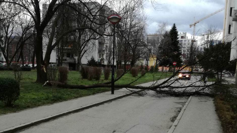  Razorni vetar opustošio Banjaluku! (FOTO) 