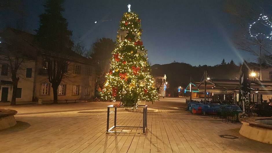  Apel građanima da na Cetinju ne uništavaju novogodišnje ukrase 