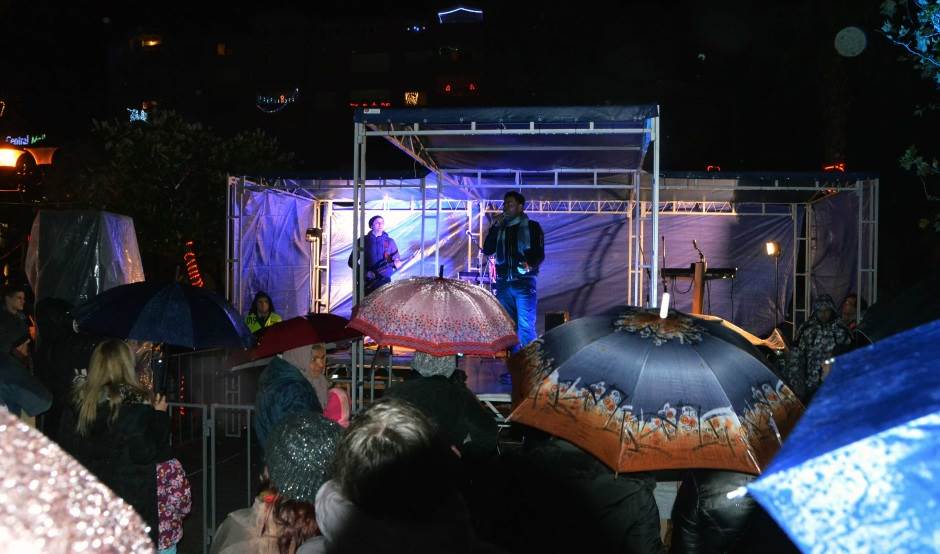  Bar: Prednovogodišnja žurka pod kišobranima FOTO 
