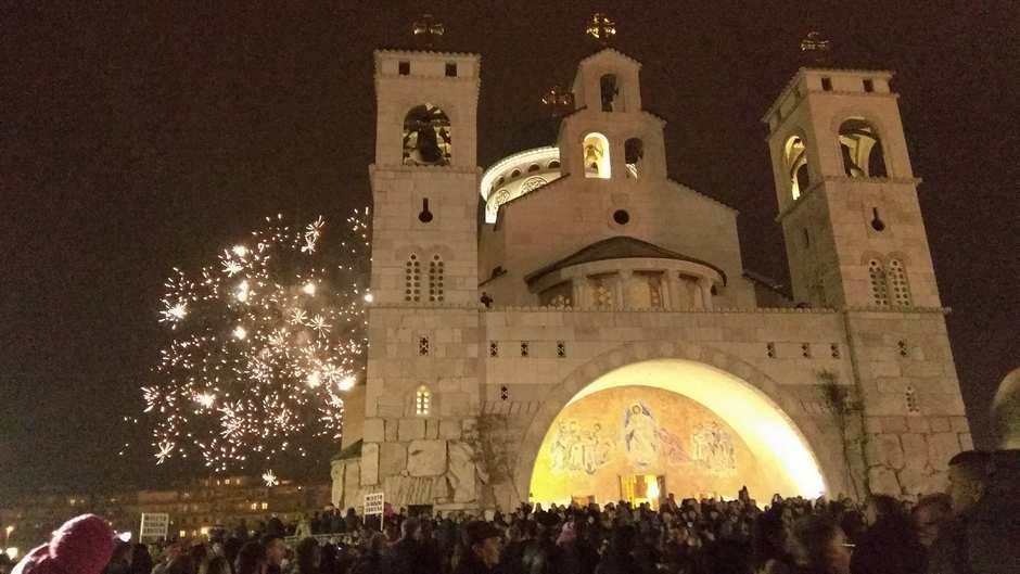  Podgorica: Vjernici naložili badnjak ispred Hrama 