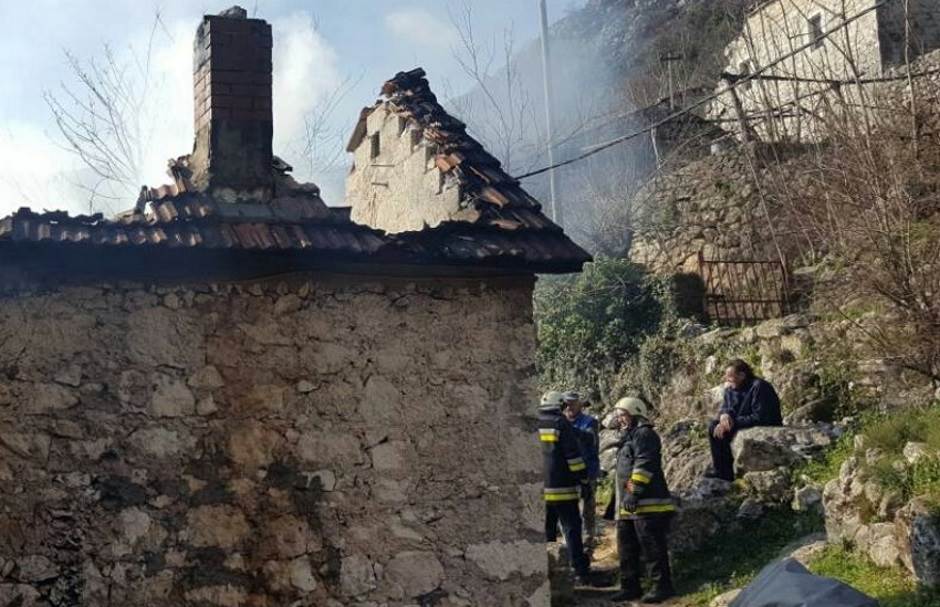  Crmnica: Izgorela porodična kuća Mašanovića (FOTO) 