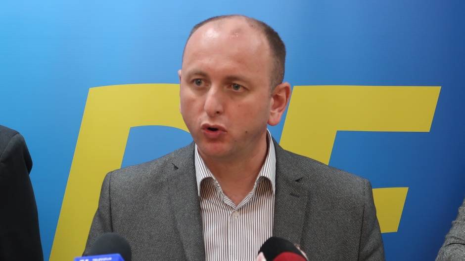  Poslanik Demokratskog front (DF) Milan Knežević poručio je da se neće dobrovoljno predati policiji 