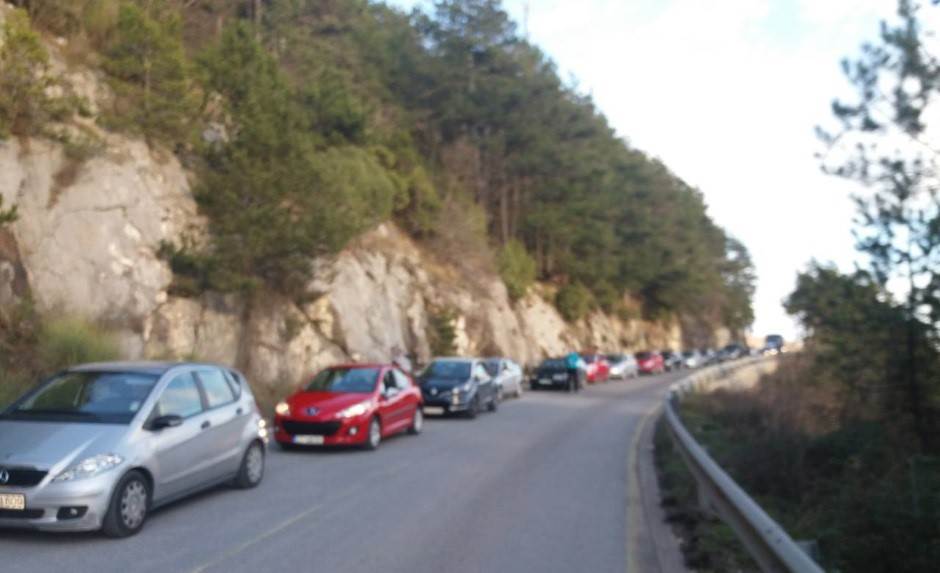  PUT CETINJE - PODGORICA: Automobil se prevrnuo na magistrali 