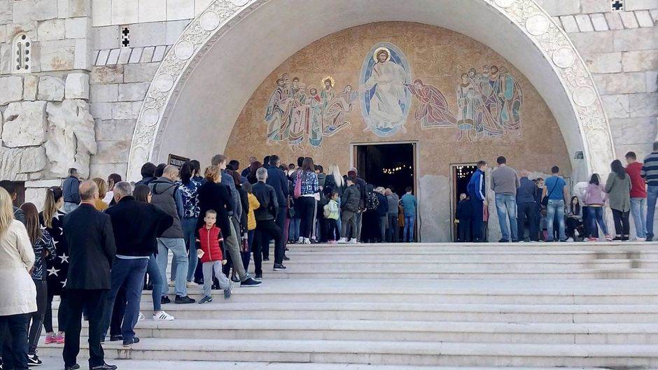  Više stotina vjernika na liturgiji u Hramu (FOTO) 