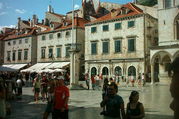  Dubrovnik: Djeca uništila srpske tablice  