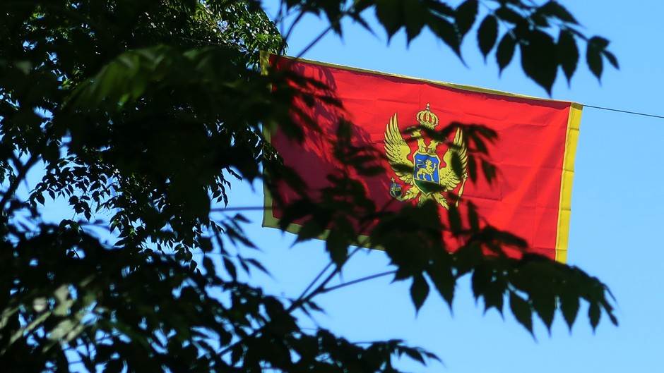  Ministarstvo kulture OSUDILO spaljivanje crnogorske zastave u Podgorici  