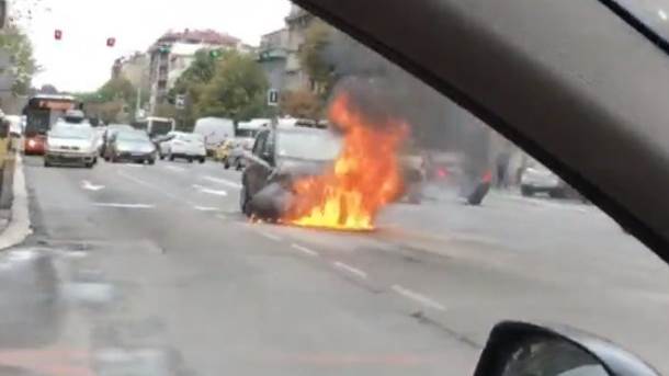  Zapaljen automobil nasred Kneza Miloša! (VIDEO) 