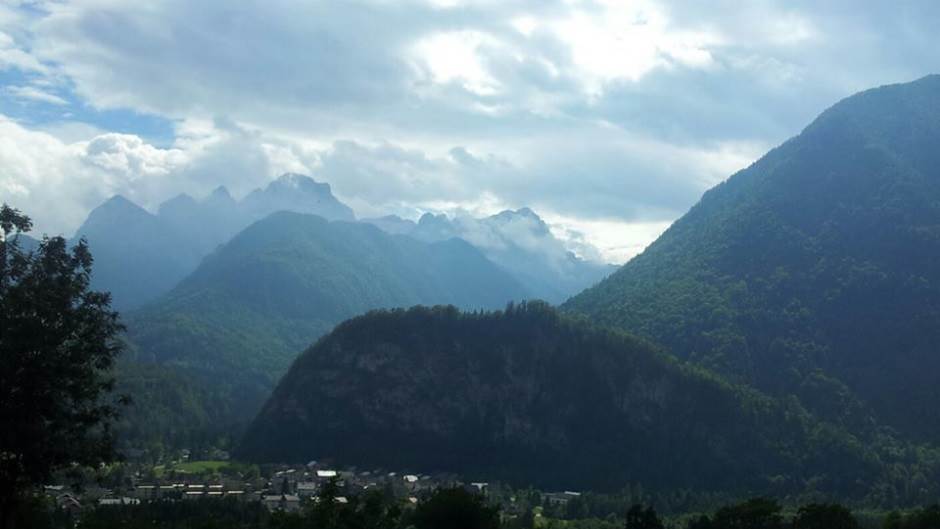  STRAŠNA NESREĆA U FRANCUSKOJ: Srušio se helikopter nad Alpima! Za nestalima traga skoro 40 ljudi! 