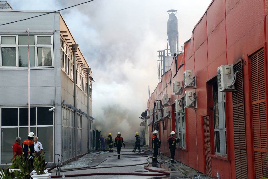  Još kulja dim u Zemunu, 10 ljudi povrijeđeno VIDEO 