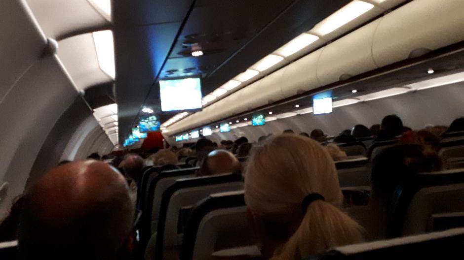  PANIKA od epidemije u avionu: Putnici smislili način kako da se zaštite 