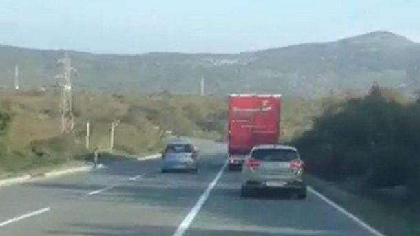  Na putu Cetinje-Podgorica snimljen je vozač kako pretiče preko pune linije 
