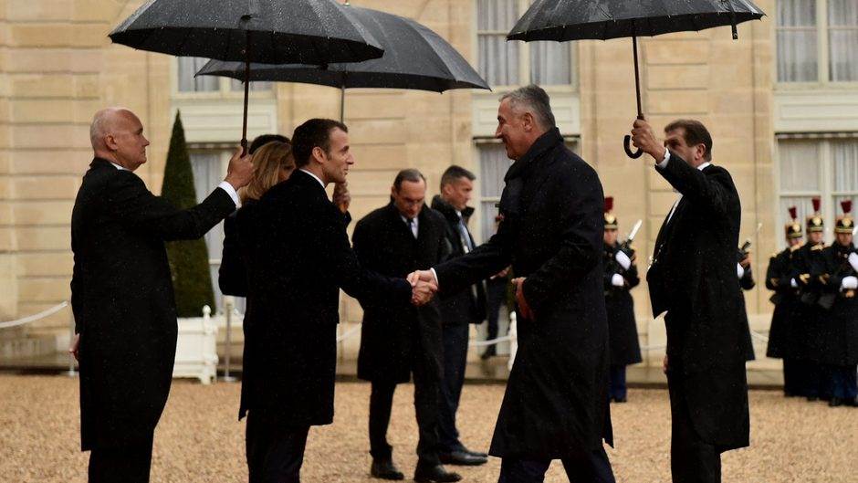  Đukanovića sa suprugom ispred Jelisejske palate dočekao predsjednik Francuske Emanuel Makron 