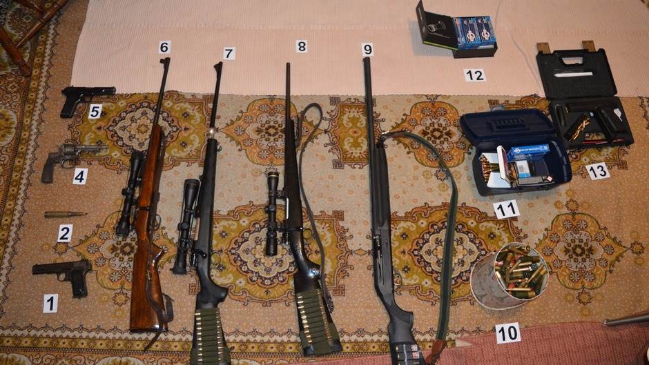  U Baru i Cetinju nađeno oružje, bomba i municija 