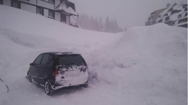  Hrvatska Sneg u Gorskom kotaru zavejao automobile na putu 