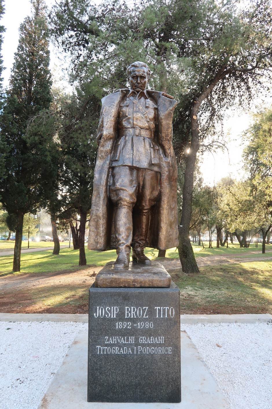  Otkriven spomenik Josipu Brozu u Podgorici  