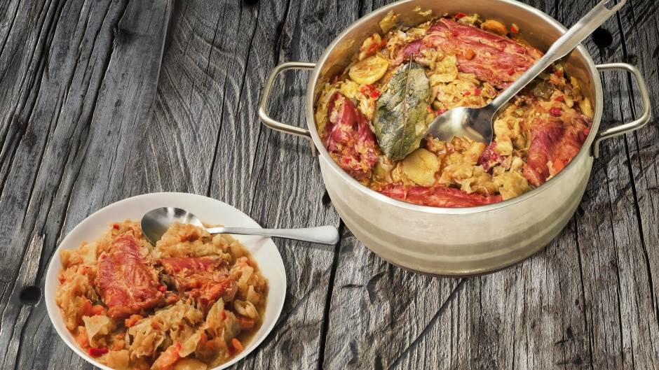  Kiseli kupus sa dimljenim mesom 