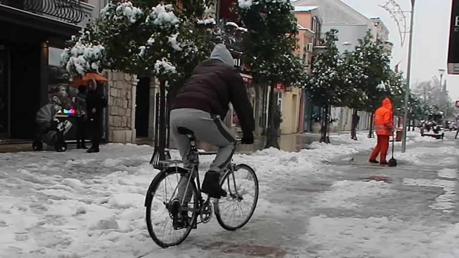  Anketa da li se Podgoričani raduju snijegu snijeg u Podgorici VIDEO 