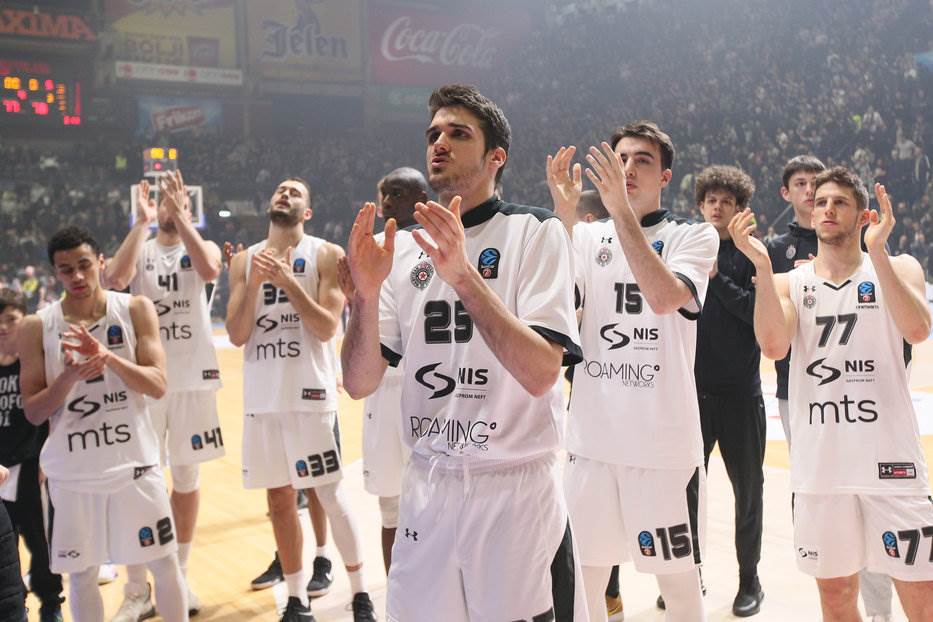  Navijaci Grobari na treningu KK Partizan posle poraza od Ritasa 