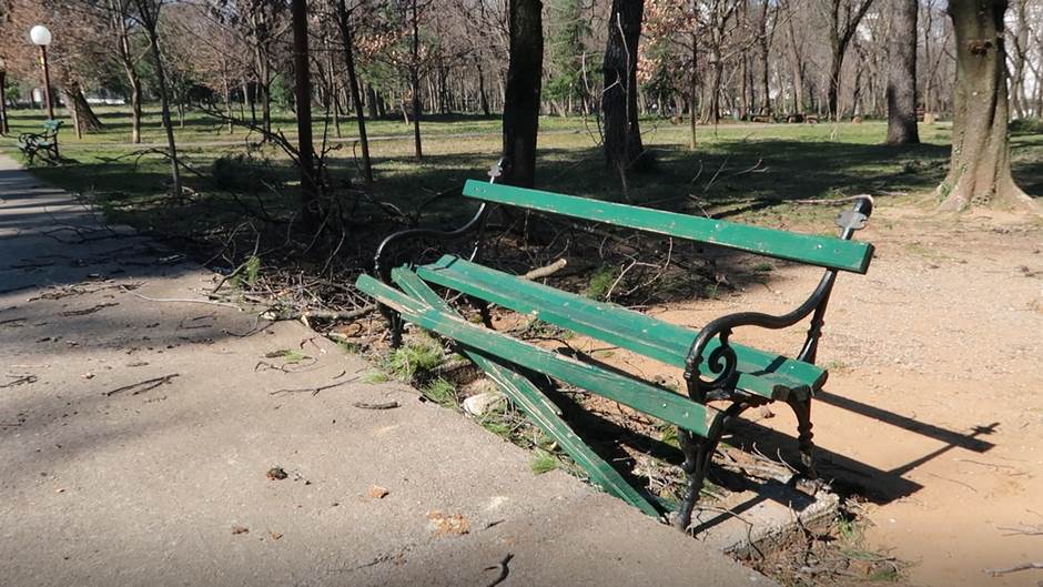  Kako izgledaju podgorički parkovi uništene klupe smeće u parkovima 
