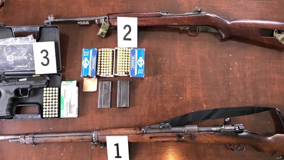  Policija pronašla oružje, municiju i drogu 