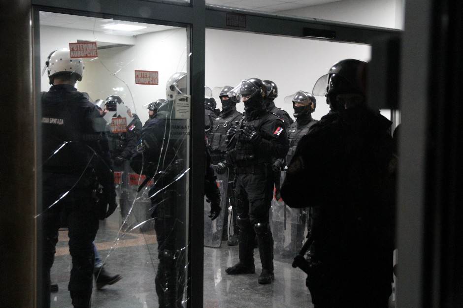  Upad-u-RTS-policija-izvodi-demonstrante 