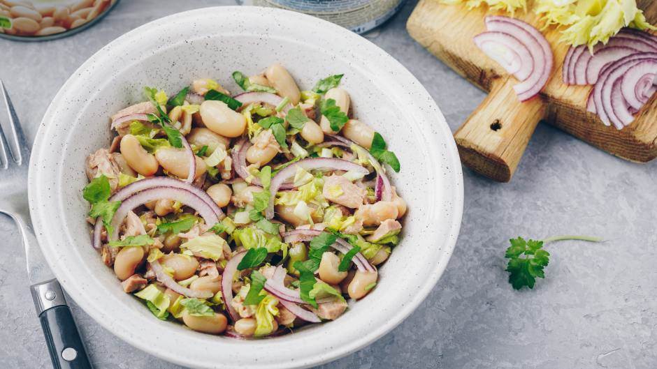  Posna salata sa tunjevinom i pasuljem 